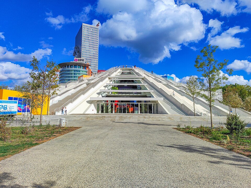 Pyramid_of_Tirana